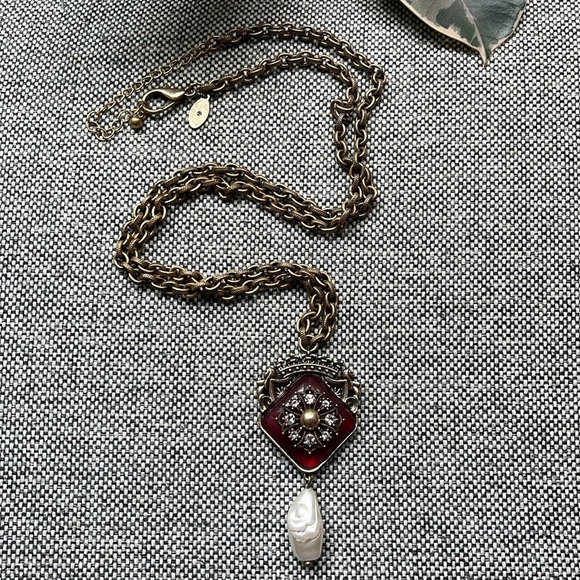 Vintage Gothic Red glass pendant necklace with pearl detailing and brass chain - Picture 1 of 17